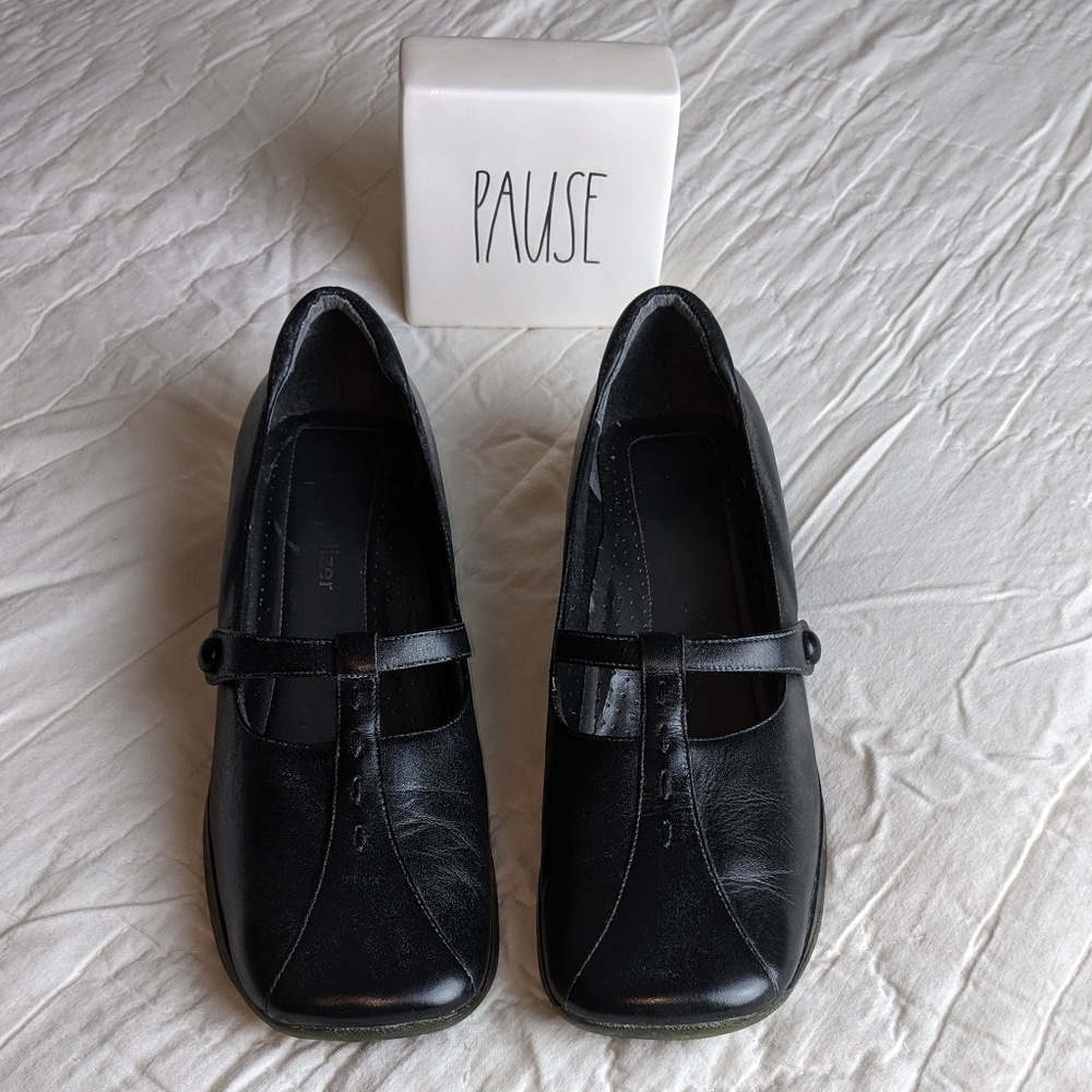 Natralizers Size 8.5 Navy Blue